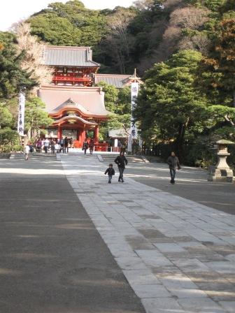 鎌倉八幡宮もすぐ近く。
初詣の人たちもいて大賑わいでした。